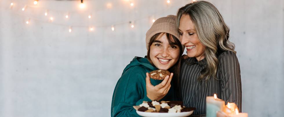 Glutenfreie Weihnachten Alnavit: Oma und Enkelin mit Plätzchen