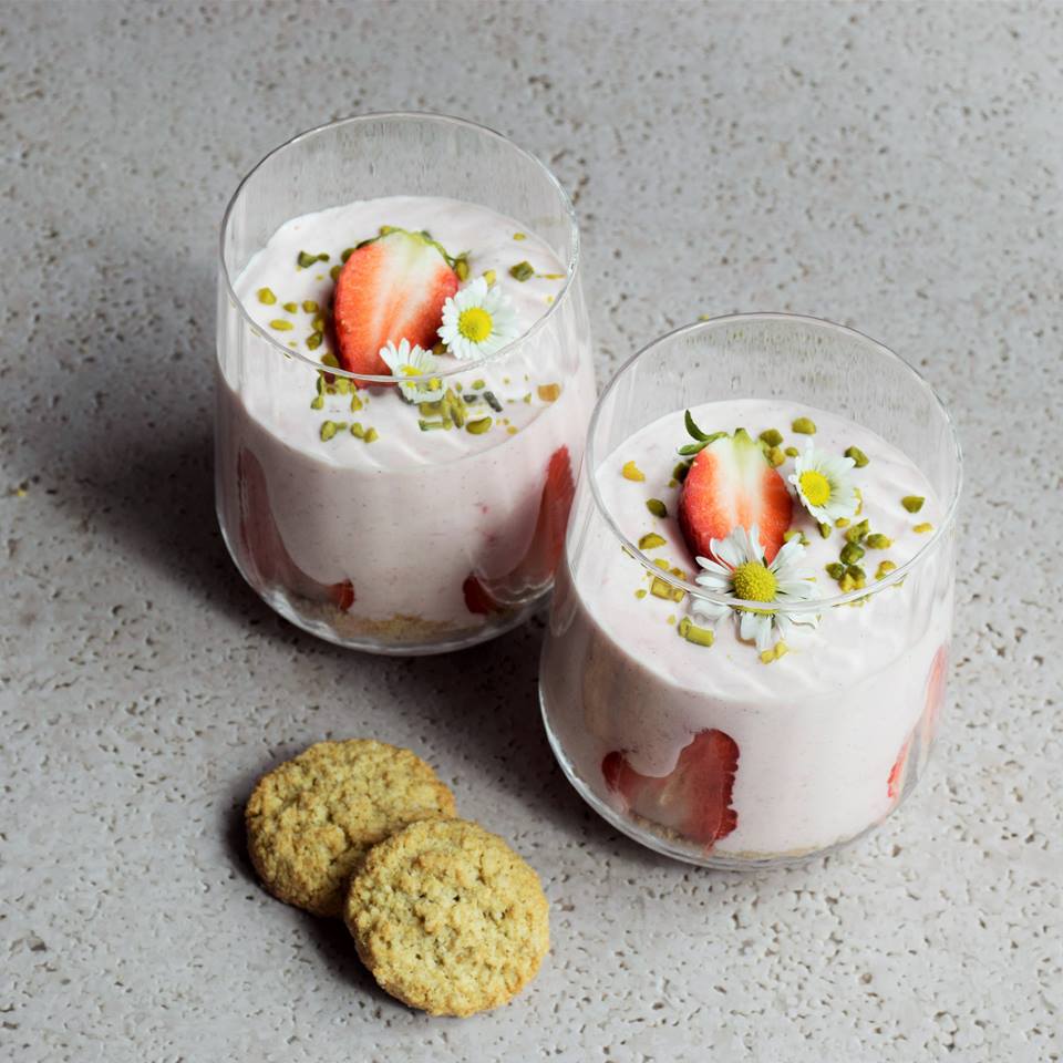 Erdbeer-Keks-Dessert im Glas